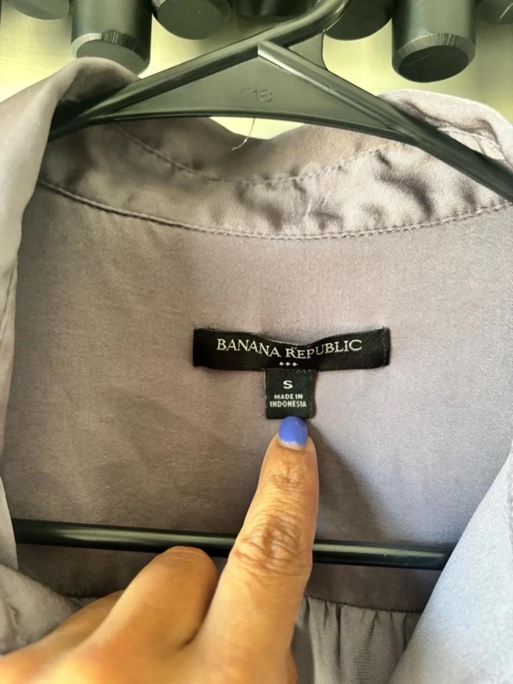 Banana Republic Lilac V-Neck Satin Blouse - Picture 3 of 4